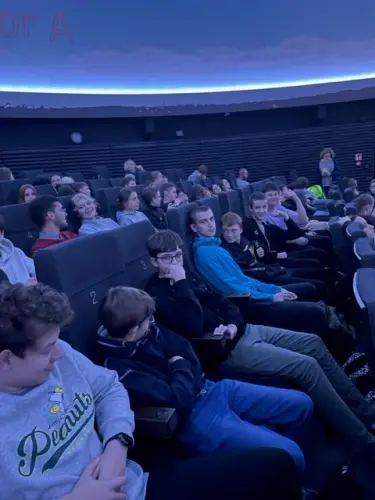 Uczniowie w planetarium