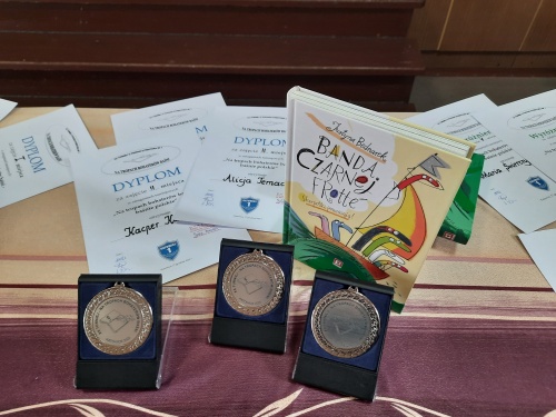 Nagrody za II miejsce - dyplomy, medale srebrne i książki