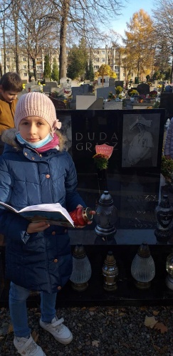 Uczniowie z wizytą na cmentarzu - wspomnienia ludzi nauki, kultury i sztuki