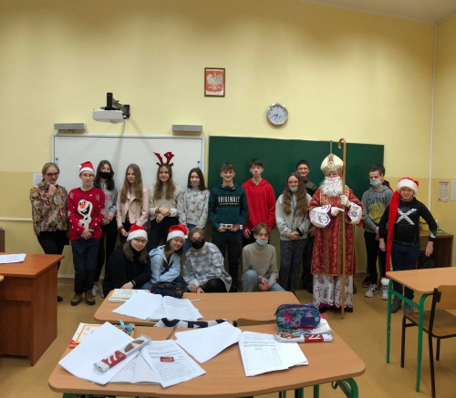 Mikołaj w klasie z uczniami