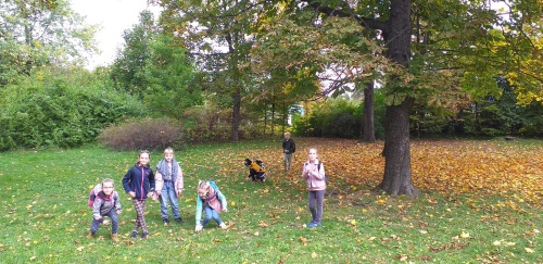 Zdjęcie uczniów w parku