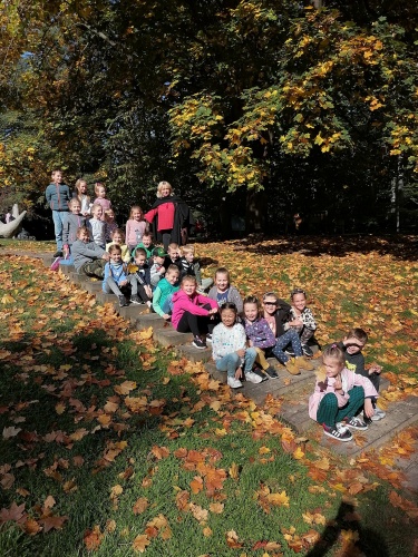 Zdjęcie uczniów w parku
