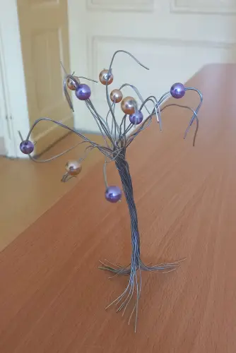 Drzewko szczęścia wykonane z drutu przez uczniów
