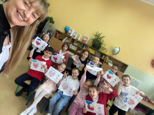 Zdjęcia z uczniów z polską flagą