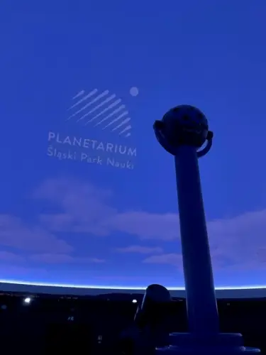 Uczniowie w planetarium