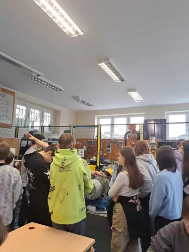 Zdjęcie wizyty uczniów w ramach projektu